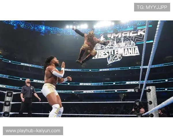 WWE SmackDown现场，Randy Orton在男子密室牢笼资格赛中击败Solo Sikoa和Aleister Black